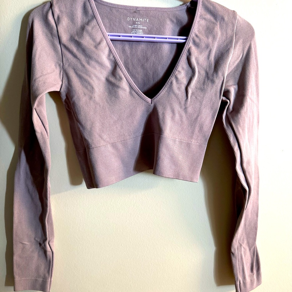 DYNAMITE CROPPED LONGSLEEVE.